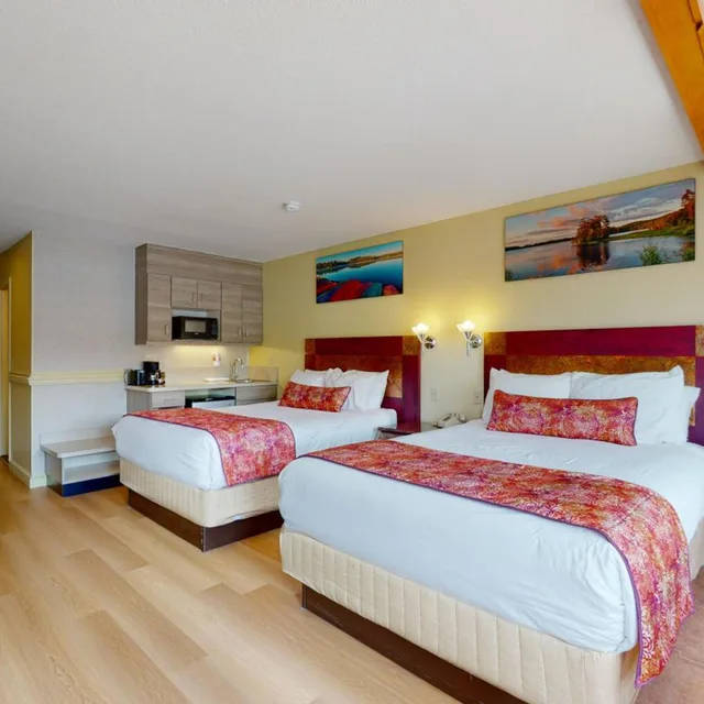 Room, 2 Queen Beds, Lake Front، Surfside On The Lake 5/10