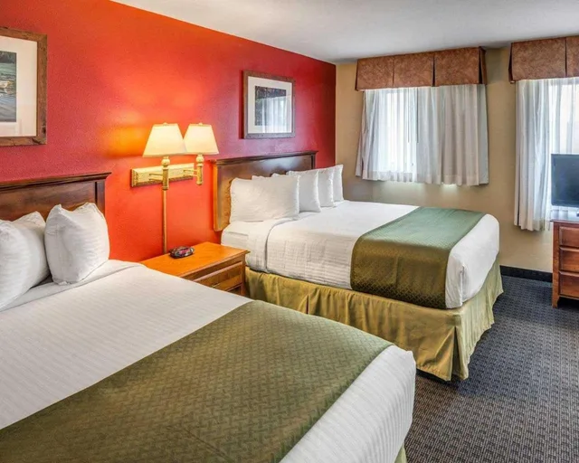 Room, 2 Queen Beds, Pool View, Quality Inn Ashland Lake Superior 1/5