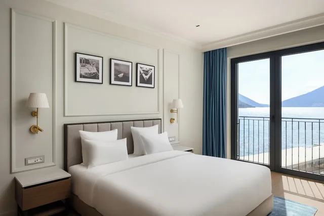 شقة ديلوكس بسرير مزدوج بغرفة نوم واحدة مع أريكة، Movenpick Hotel & Residences Teuta Kotor Bay 1/8