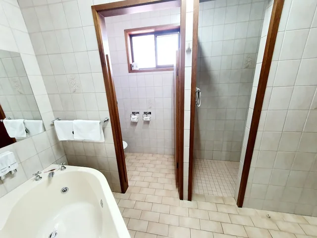 Spa, Queen Bed، Golden Grain Motor Inn 2/3
