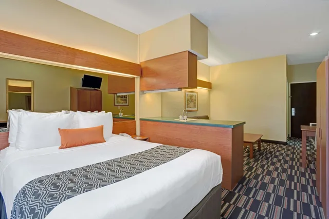 جناح استوديو بسرير كوين لذوي الإعاقة، Microtel Inn & Suites By Wyndham Bushnell 1/2