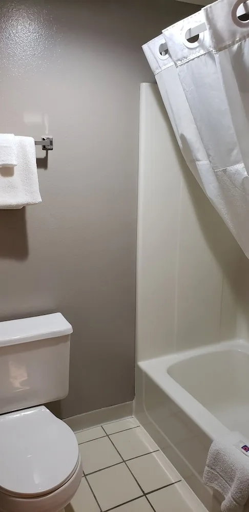 Deluxe, King Bed, Motel6 Kewanee, IL 10/10