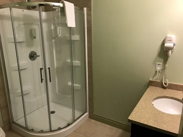 Efficiency, King Bed, Sofa, Hot Tub، Quality Inn & Suites Whitecourt 2/2