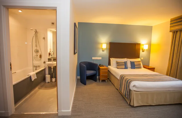 غرفة مفردة بسرير كينج، Stirling Court Hotel 2/2