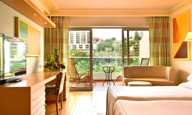 غرفة كلاسيكية بإطلالة على المسبح مفردة بسرير مزدوج، Pestana Carlton Madeira 1/1