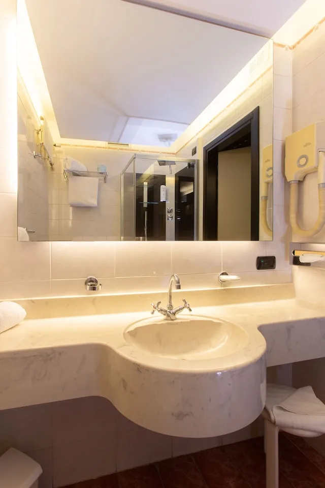 غرفة قياسية بسريرين منفصلين بإطلالة على الحديقة، Hotel Pineta 4/4