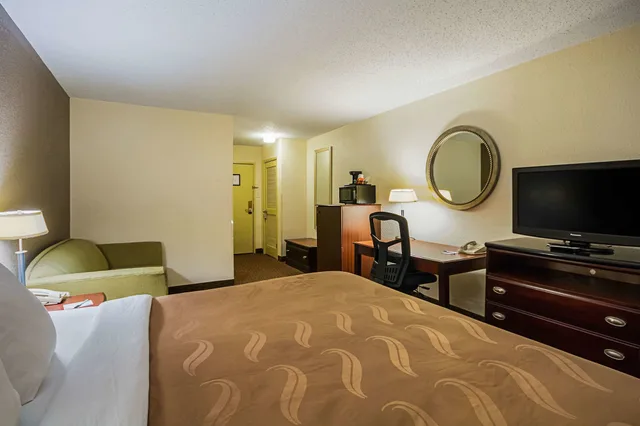 غرفة قياسية بسرير كينج، Quality Inn Fairmont 3/5