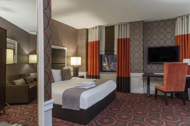 جناح جونيور بسرير كينج مع أريكة، The Empire Hotel 1/3