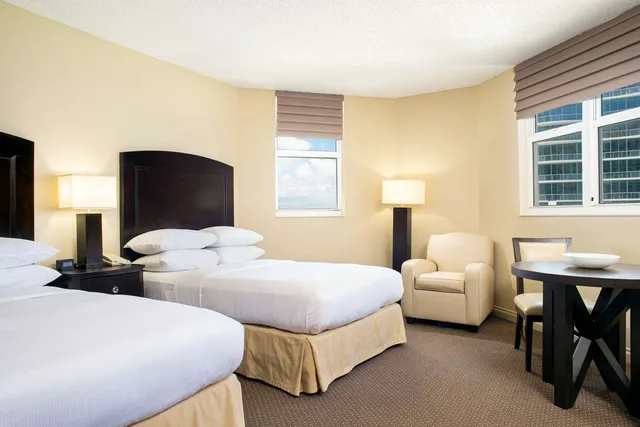 غرفة قياسية بإطلالة جزئية على البحر، Doubletree By Hilton Ocean Point Resort – North Miami Beach 1/2