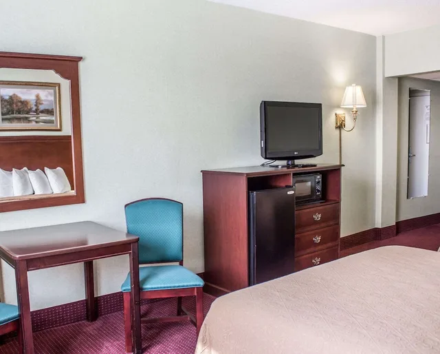 غرفة قياسية بسريرين كوين، Quality Inn & Conference Center Franklin Downtown PA 3/3