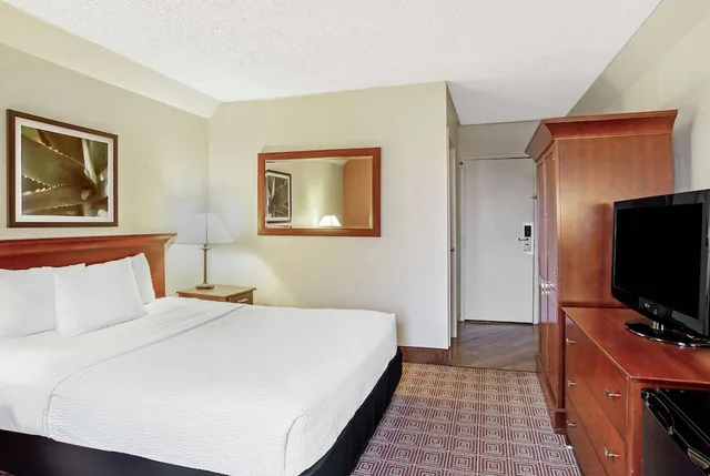 غرفة بسرير كوين، La Quinta Inn & Suites by Wyndham Stamford / New York City 3/8