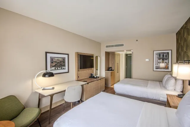 غرفة بسريرين كوين بإطلالة على المسبح بشرفة، Hilton Birmingham Downtown at UAB 7/10