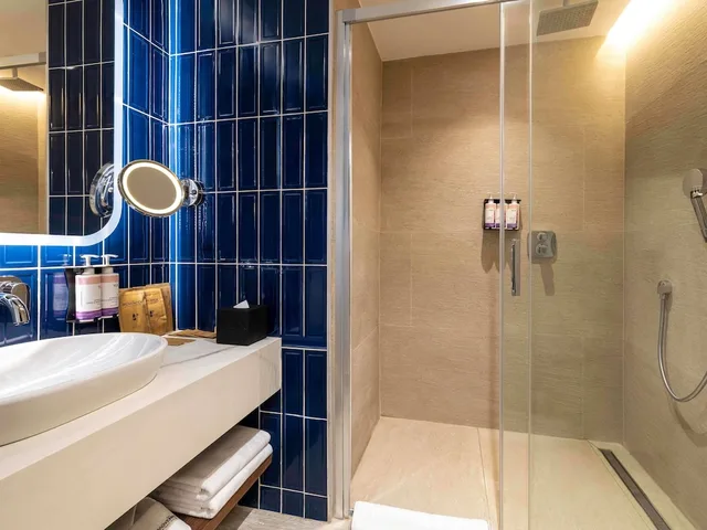 غرفة كلاسيكية بسرير مزدوج بشرفة، Movenpick Istanbul Old Town 8/9