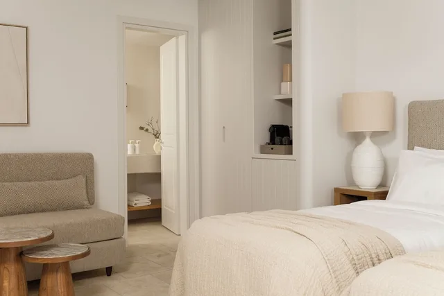 جناح كومفورت بسرير كوين بشرفة بإطلالة مع أريكة، NERO Light-Filled Suites 1/3