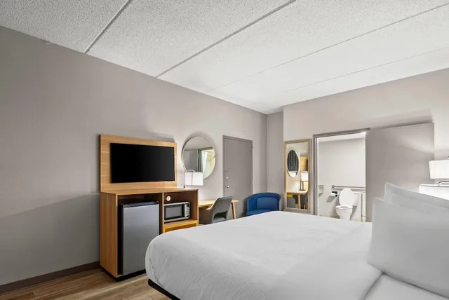 غرفة قياسية بسرير كينج لذوي الإعاقة، Days Inn By Wyndham Statesboro 5/9