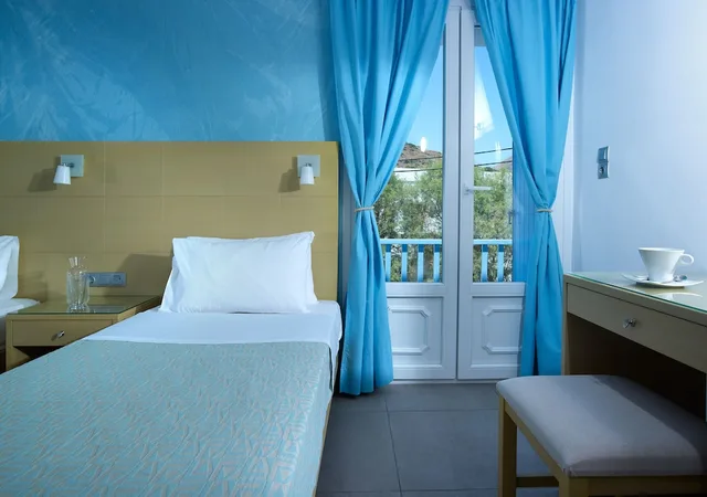 غرفة ثلاثية بسرير مزدوج وسرير فردي بإطلالة على البحر، Blue Harmony Hotel 2/3