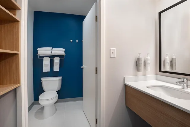 Suite, 2 King Beds, Sofa, Bathtub, Spark by Hilton Lancaster 8/10