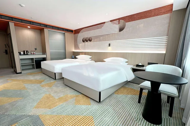 غرفة بزنس بسرير كينج، Hawthorn by Wyndham Guangzhou Baiyun Airport 2/2