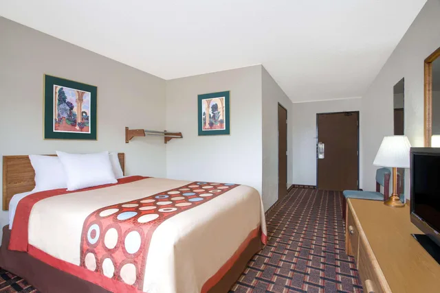 Room, King Bed, Smoking, Super 8 by Wyndham Douglas 1/1