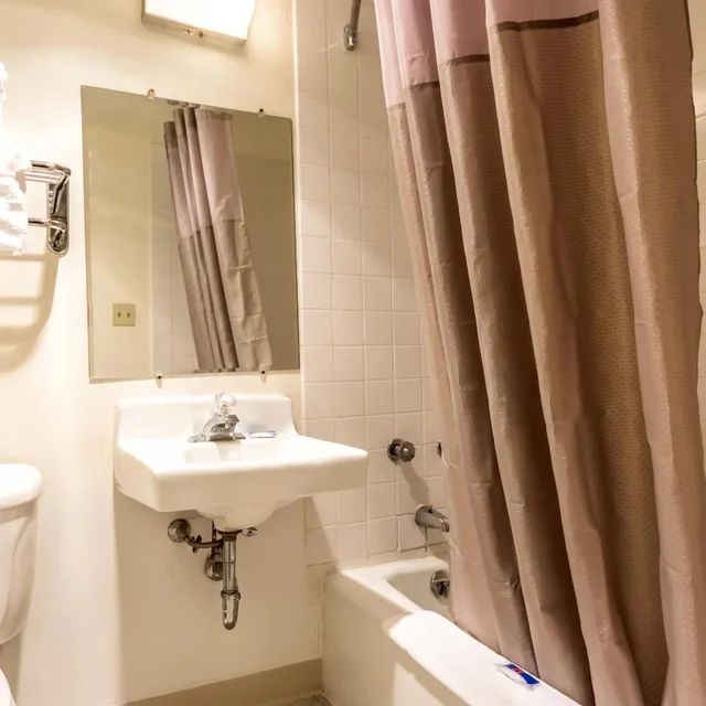 1 Queen Bed - Mobil Access Tub Nsmk Micfridg، Motel6 Butte, MT - Historic City Center 10/10