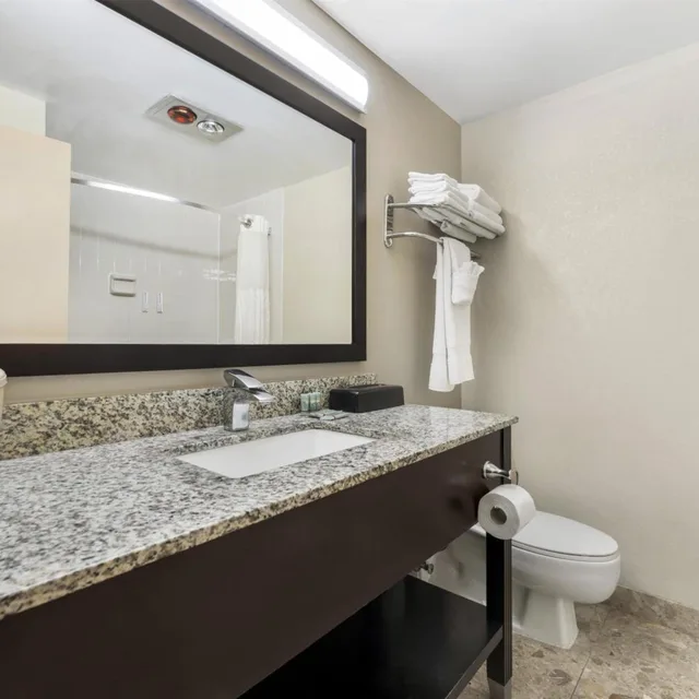 جناح بسرير كوين بإطلالة على المسبح، Best Western Braddock Inn 4/4