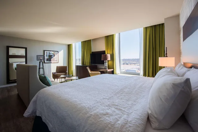 استوديو بسرير كينج لذوي الإعاقة، Hampton Inn and Suites Washington DC Navy Yard 1/2