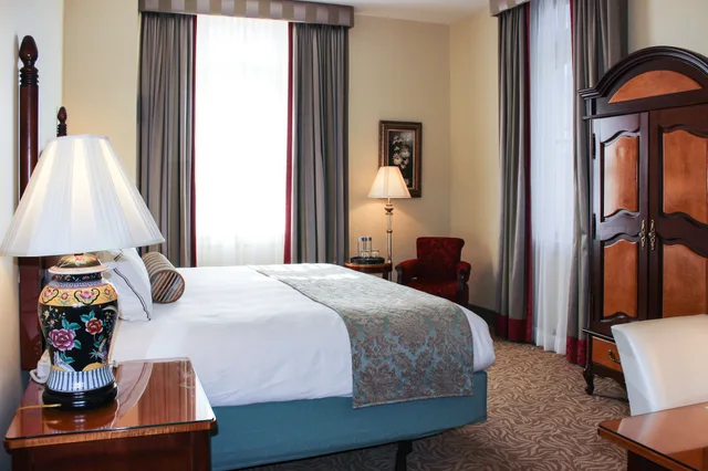 غرفة قياسية بسرير كوين، Hotel Providence Trademark Collection By Wyndham 1/3