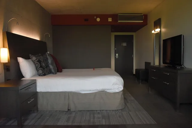 Manhattan, Suite, 1 King and 2 Queen Beds، Grand Times Hotel Sherbrooke 1/5
