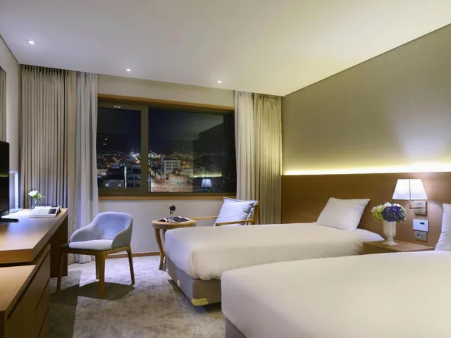 غرفة بريميير بسريرين منفصلين وسرير مزدوج وسرير فردي، Astar Hotel 2/3