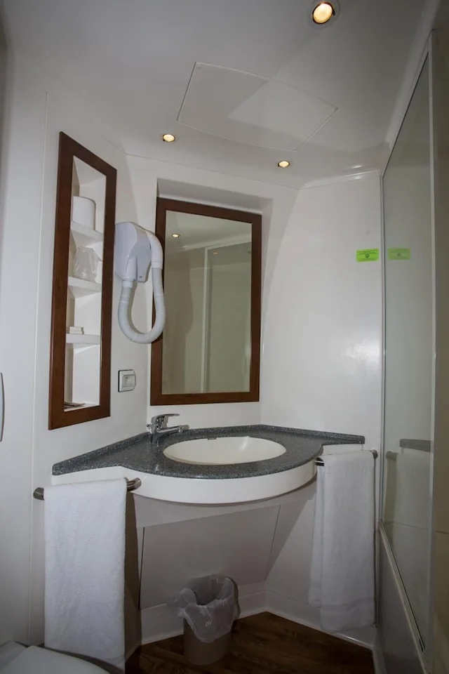 غرفة ثلاثية بسرير مزدوج وسرير فردي، HOTEL DE LYON 6/6