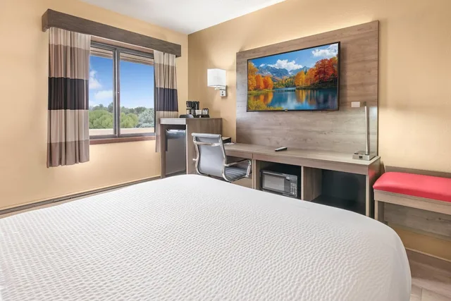 Room, Twin Beds, Ramada By Wyndham Minneapolis Golden Valley 3/8
