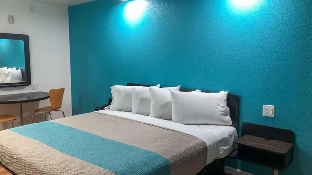 غرفة بسرير كينج لذوي الإعاقة، Motel6 Temple, TX 8/10
