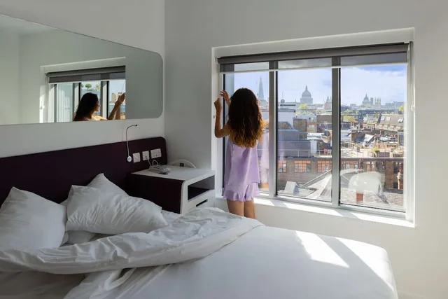 غرفة بريميوم بسرير كوين بإطلالة على المدينة، YOTEL London City, Select by Hilton 4/7