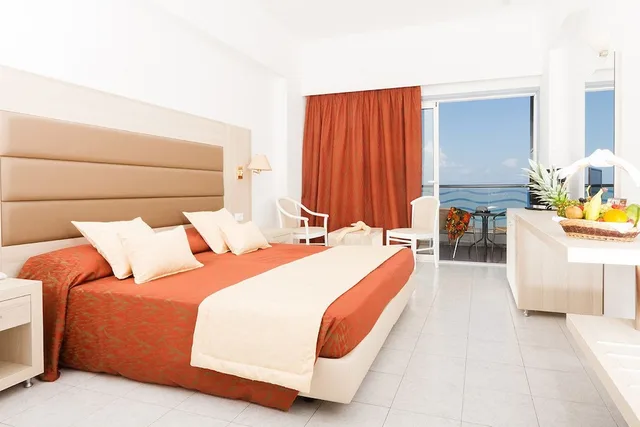 غرفة قياسية بسريرين منفصلين بإطلالة على البحر، Belair Beach Hotel 1/10