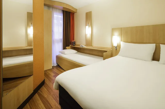 غرفة قياسية بسرير مزدوج وسرير فردي، Ibis Paris Versailles Chateau 2/8