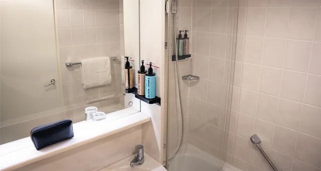 غرفة بسريرين منفصلين بإطلالة على البحيرة بشرفة، Best Western Premier Seehotel Krautkraemer 2/2