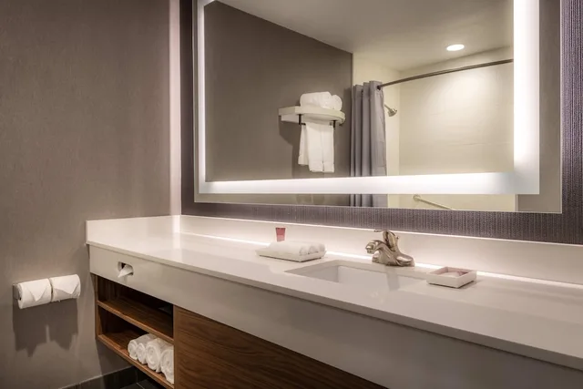 جناح عائلي بسرير كينج وسريرين كوين بغرفتين، Camelot Inn And Suites 5/5