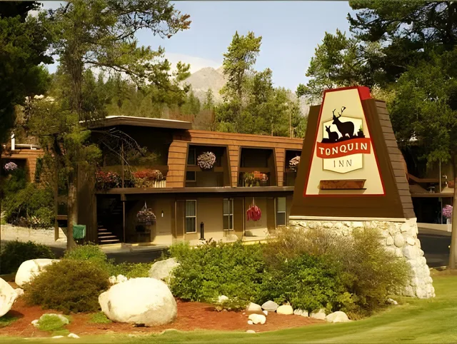 جناح بسريرين منفصلين بغرفة نوم واحدة، Tonquin Inn Jasper Hotel 1/1