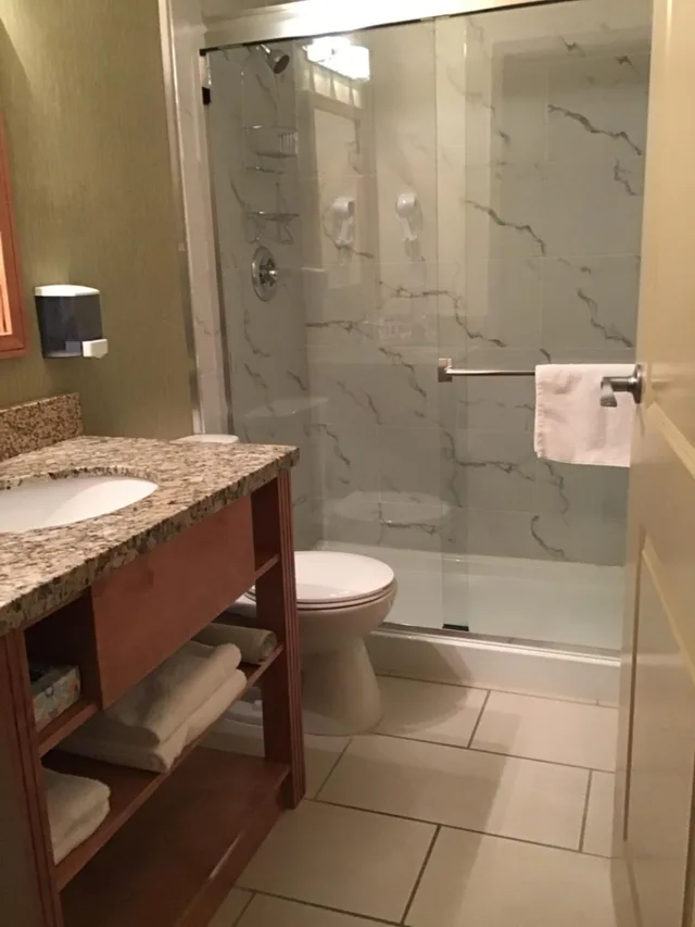 غرفة عائلية بسرير كينج وسريرين كوين، Ramada By Wyndham Williams Lake 5/6