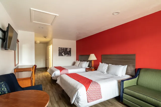غرفة بسريرين كوين مع أريكة، OYO Hotel San Antonio near AT&T Center 2/6