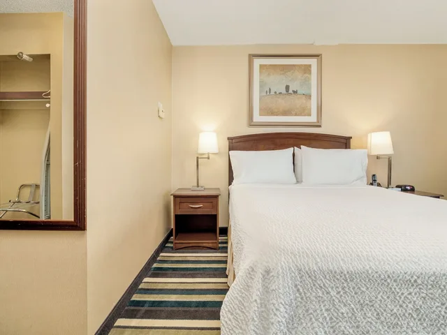 غرفة قياسية بسريرين منفصلين، Holiday Inn Conference Ctr Edmonton South 1/4