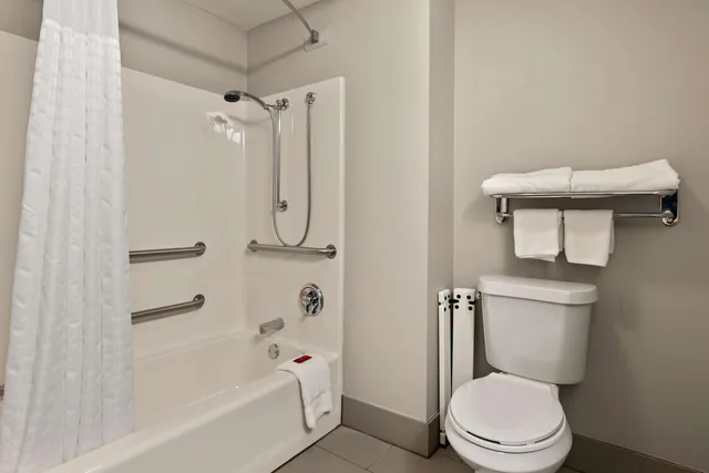 غرفة بسرير كوين بحوض استحمام لذوي الإعاقة، SureStay Plus Hotel by Best Western Tulsa East 8/9