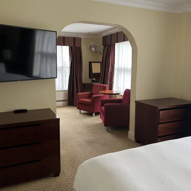 جناح بسرير كينج مع أريكة، Avisford Park Hotel 9/10