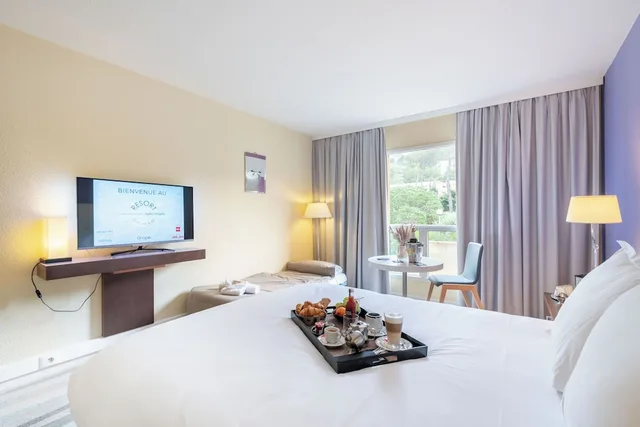 غرفة قياسية بسرير مزدوج مع أريكة، Mercure Antibes Sophia Antipolis Hotel 1/10