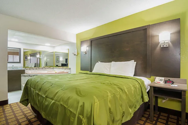 Room, King Bed, Quality Inn Raeford, NC 2/5
