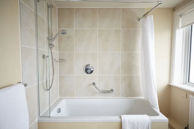 غرفة بسريرين منفصلين، Commodore Hotel 3/5