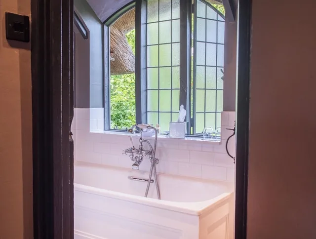 Classic, Cottage, King Bed, The Lygon Arms 4/6