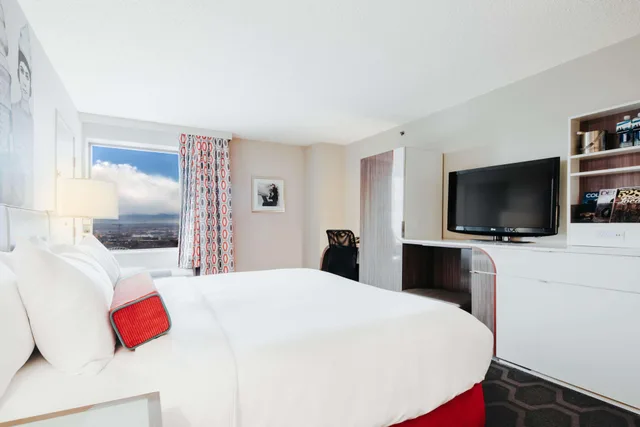 Room, King Bed, Mountain View, High Floor, The Curtis Denver a DoubleTree by Hilton Hotel 4/6