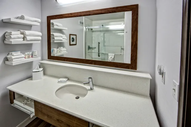 غرفة بسرير كينج مع أريكة، Hampton Inn Salt Lake City/Layton 3/3