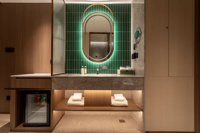 غرفة قياسية بسريرين منفصلين، Holiday Inn Shanghai Jing'an by IHG 2/3